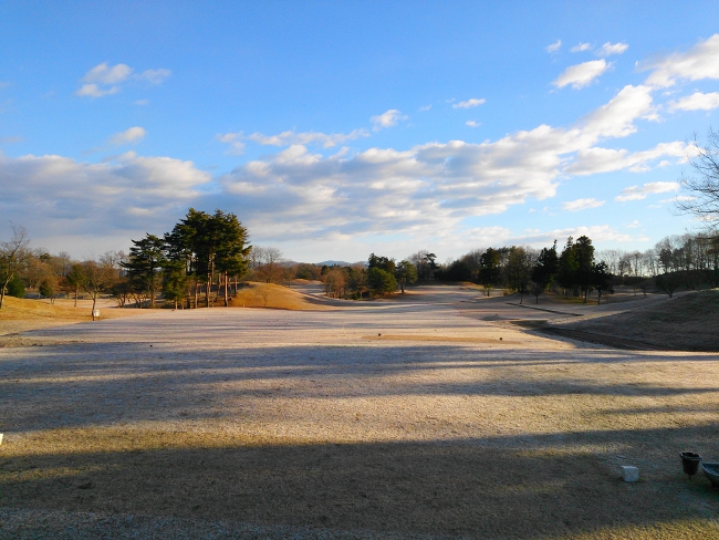 冬ゴルフの朝一のティーグラウンド