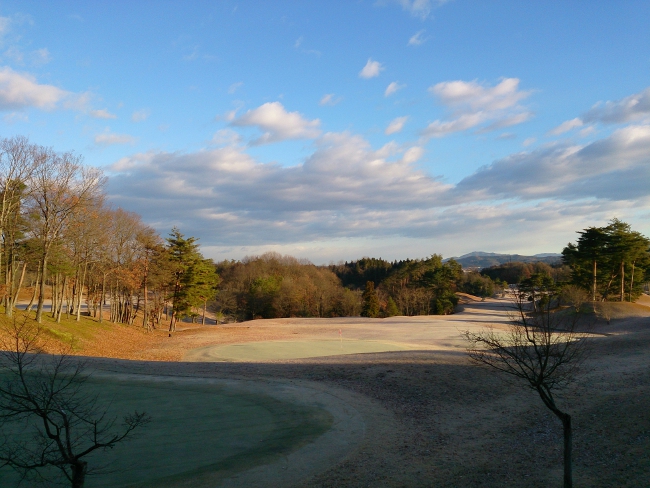 冬のゴルフ場の日陰は凍っています