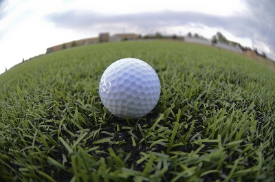 ゴルフの芝上のボール